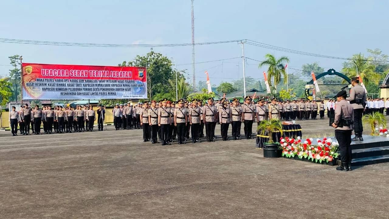 Upacara serah terima jabatan di lapangan Mapolres Mimika, Jalan Agimuga, Timika, Senin (24/8).