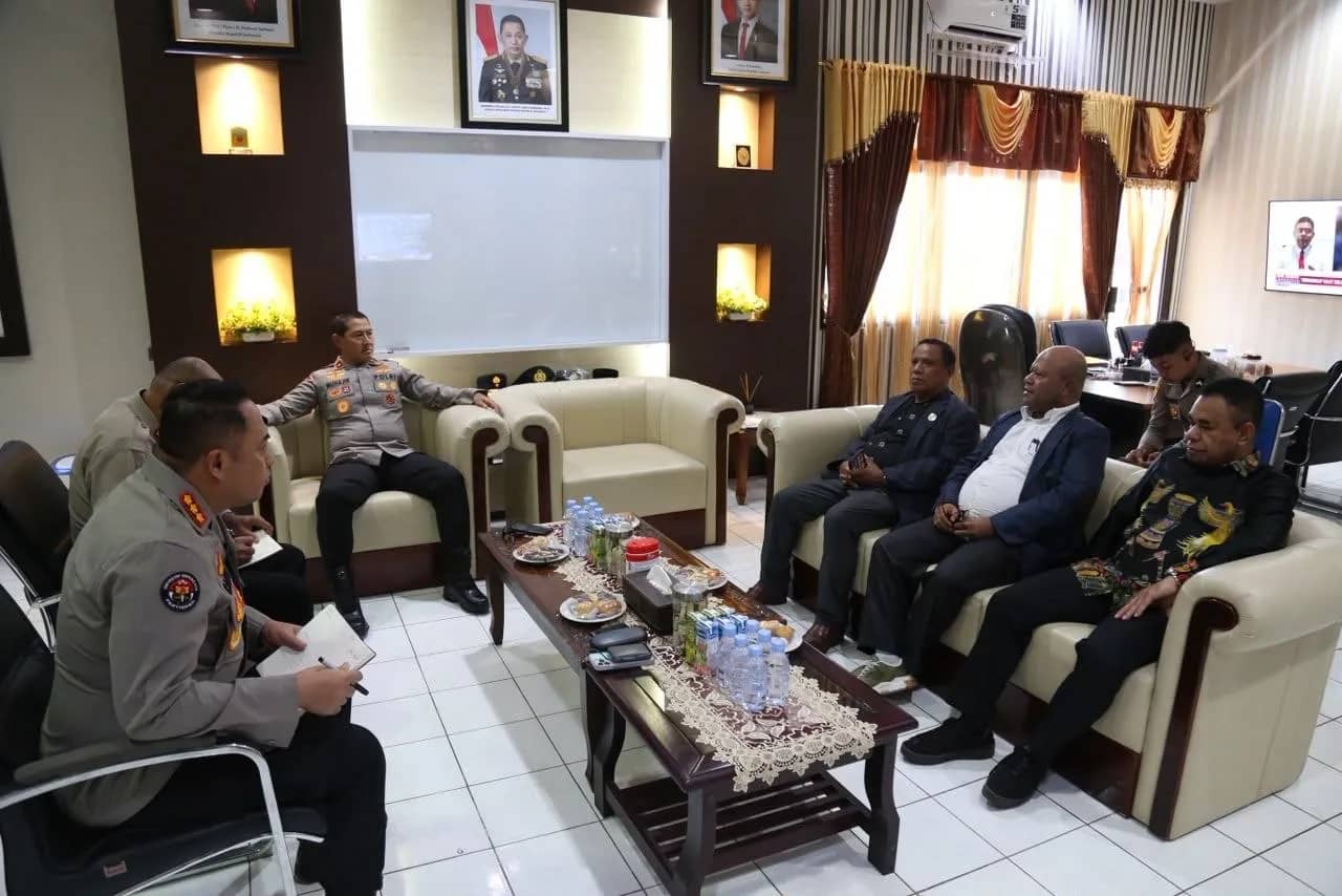Wakapolda Papua Brigjen Pol. Muhajir melakukan audiensi Kelompok Kerja (Pokja) Agama Majelis Rakyat Papua (MRP) di Ruang Kerja Wakapolda Papua