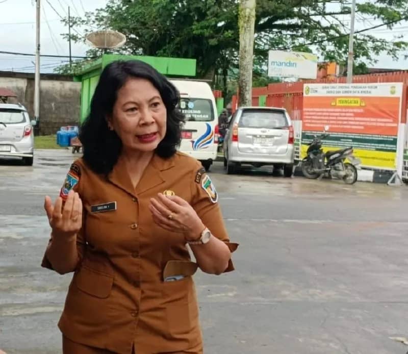 Kepala Disperindag Mimika, Sabelina Fitriani saat memantau distribusi BBM disalahsatu SPBU di Timika.