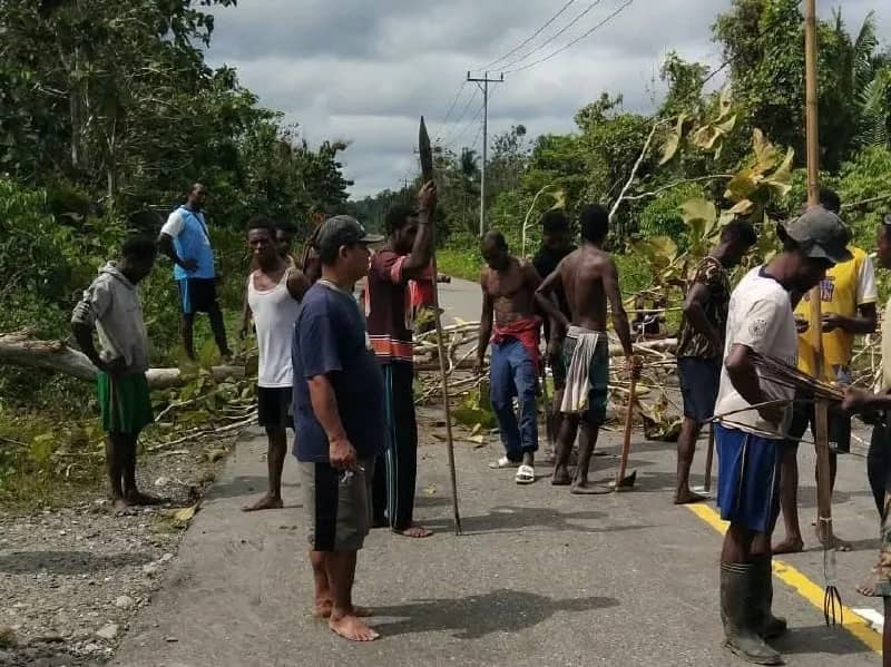 Warga saat melakukan pemalangan jalan menuju Logpon Timika, Selasa (15/9).