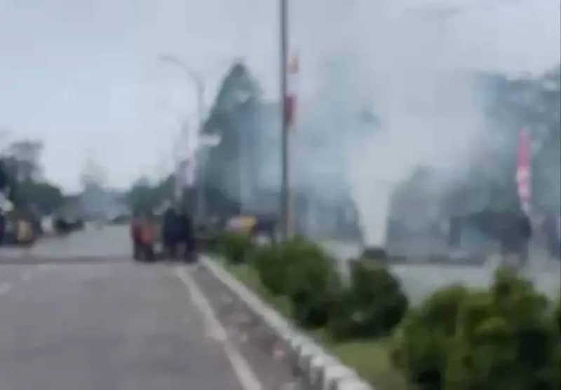 jalan Cenderawasih SP 2 yang kembali dipalang warga.