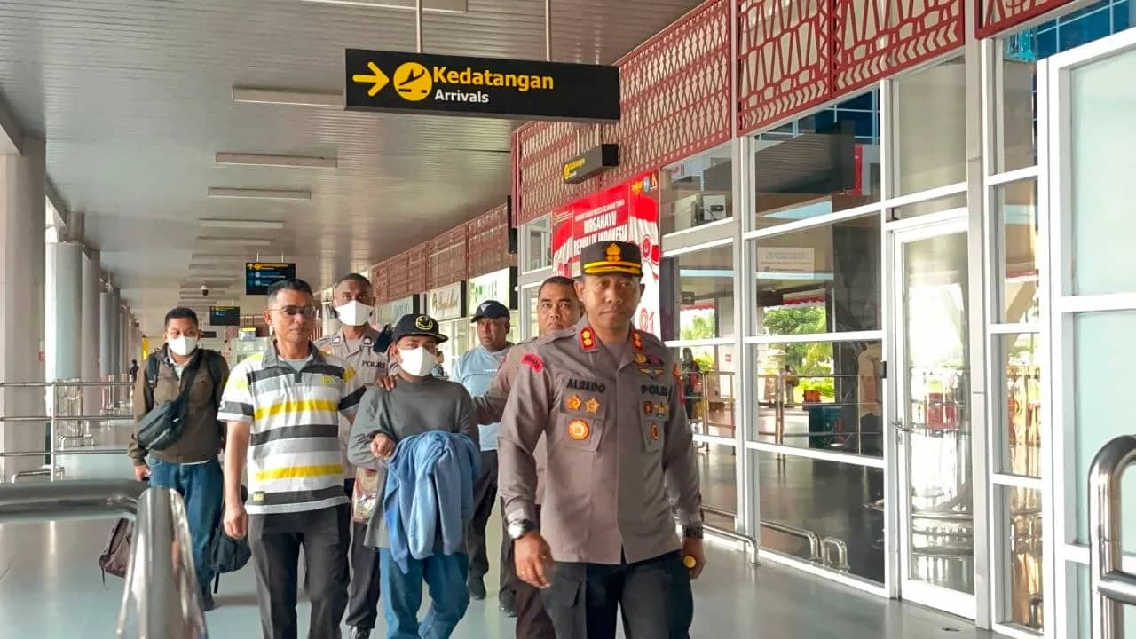 Kapolres Mimika AKBP Alredo Rumbiak saat menjemput tersangka di Bandara Mozes Kilangin Timika, Selasa (18/8).