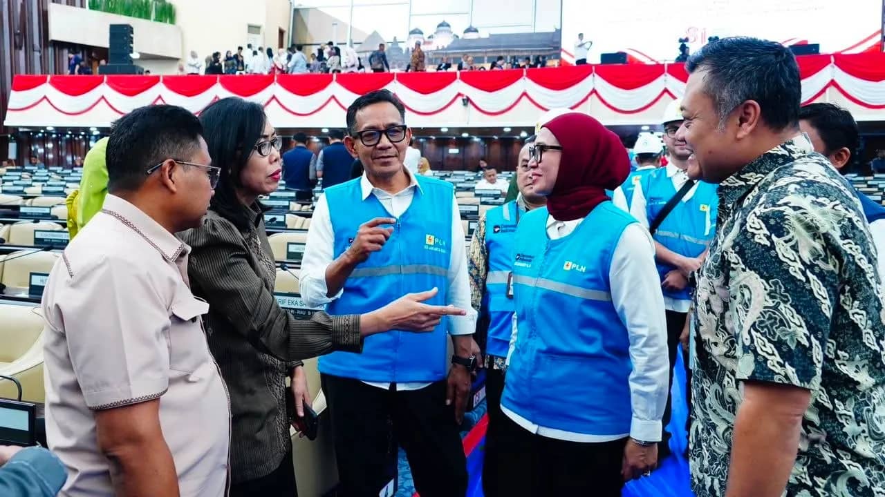 Direktur Distribusi PLN, Arsyadany G. Akmalaputri (kedua dari kanan) didampingi oleh General Manager PLN Unit Induk Distribusi Jakarta Raya, Moch. Andy Adchaminoerdin (ketiga dari kiri) saat melakukan inspeksi sistem kelistrikan di kawasan Gedung DPR/MPR RI, Jakarta, pada Kamis (13/8).