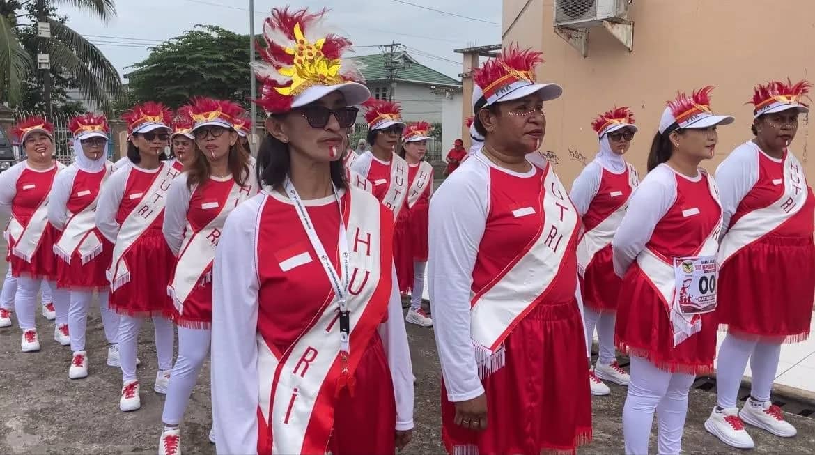 TP PKK Mimika tampil saat lomba gerak jalan kreasi HUT RI ke-81