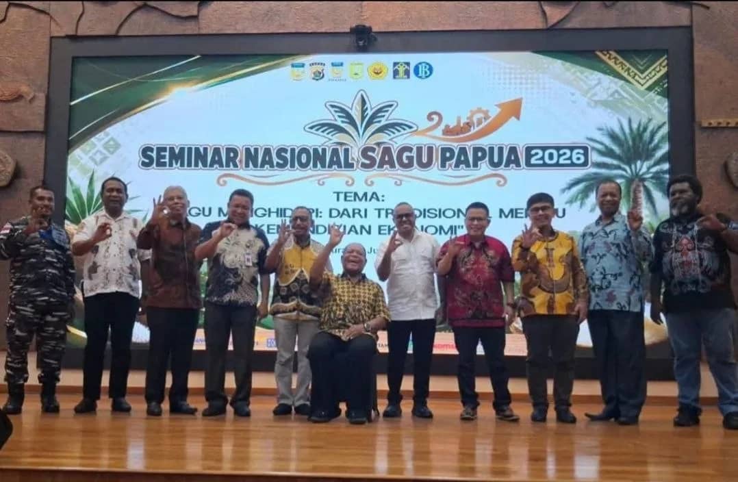 Guru Besar Uncen Prof Akhmad Kadir berpose bersama peserta dan narasumber Seminar Nasional Sagu Papua 2026.
