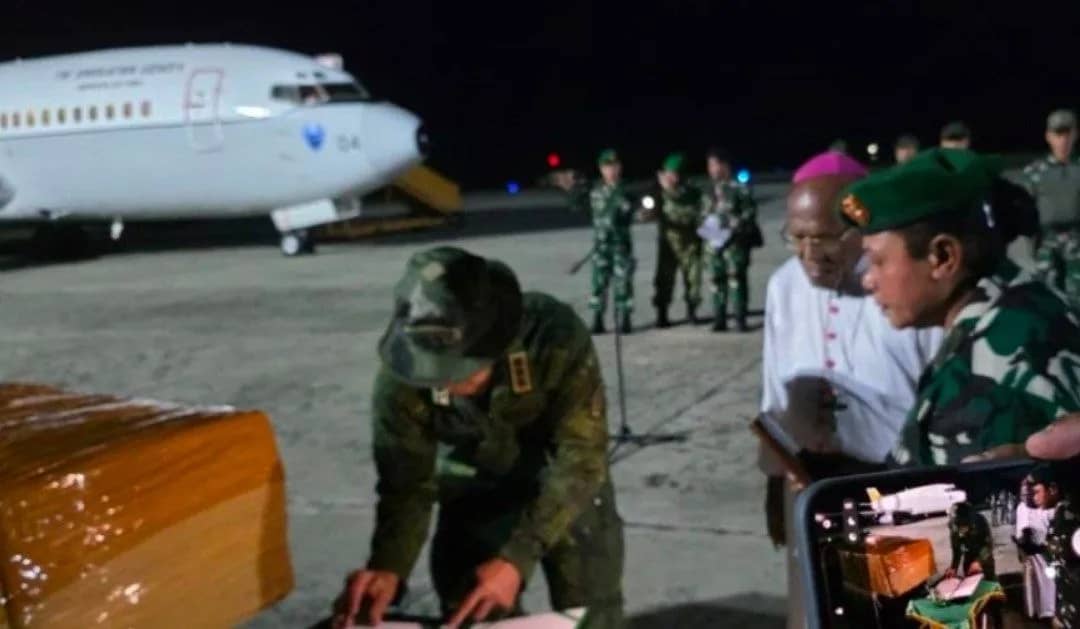 Pangkogabwilhan III Letjen TNI Lucky Avianto saat menandatangi surat penyerahan jenazah Pilot Nicholas F Goselin ke Uskup Jayapura Yanuarius You yang juga menjabat sebagai Komisaris Utama PT AMA di Base Ops Lanud Silas Papare Sentani, Jumat malam (3/7/2026).