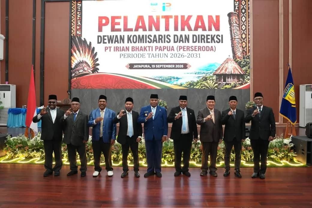 Gubernur Papua Matius D. Fakhiri foto bersama pengurus baru PT Irian Bhakti Papua usai pelantikan di Gedung Negara, Kota Jayapura, Sabtu (19/9/2026).