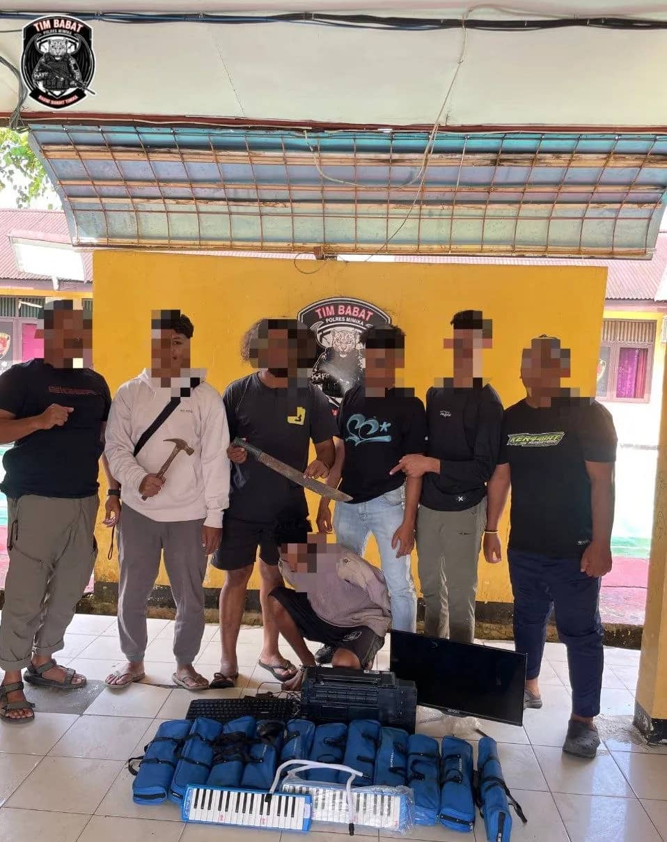 Pelaku bersama barang bukti hasil pencurian inventaris SD Negeri 6 Mimika saat diamankan di Mapolres Mimika.