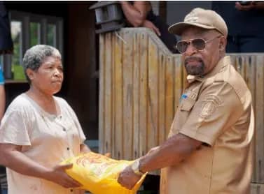Bupati Jayapura, Dr. Yunus Wonda, S.H., M.H., saat menyalurkan bantuan sembako kepada masyarakat terdampak luapan air Danau Sentani