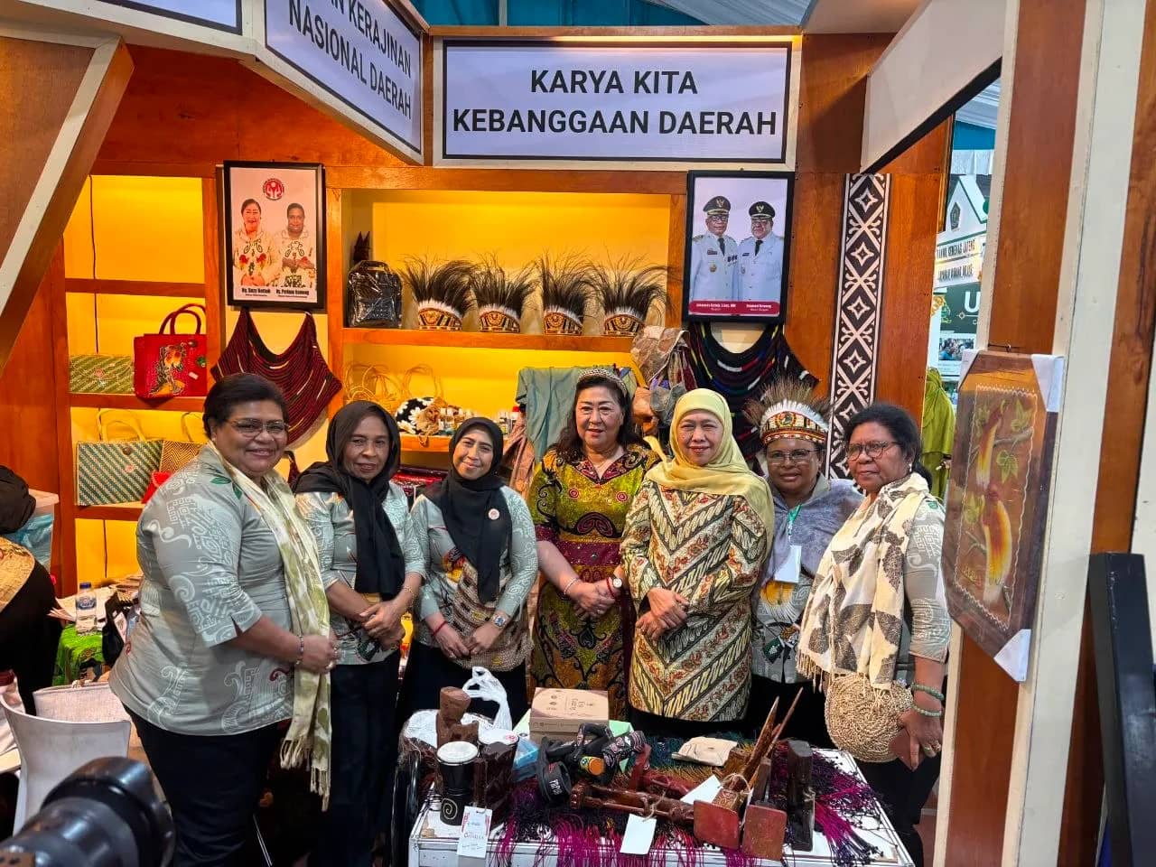 Caption : Ketua Dekranasda Mimika Ny. Suzy Herawati Rettob foto bersama Gubernur Jawa Timur Khofifah Indar Parawansa saat memperkenalkan produk kerajinan khas Mimika di Expo Serambi Nusantara MTQ XXXI di Semarang, Sabtu (12/9/2026).