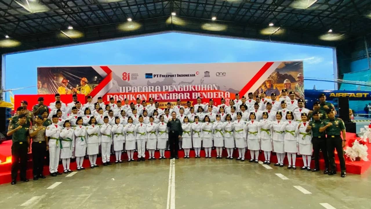 Para Paskibra berfoto bersama Presiden Direktur PTFI Tony Wenas usai pengukuhan di hanggar Bandara Udara Mozes Kilangin PTFI, Sabtu (15/8).