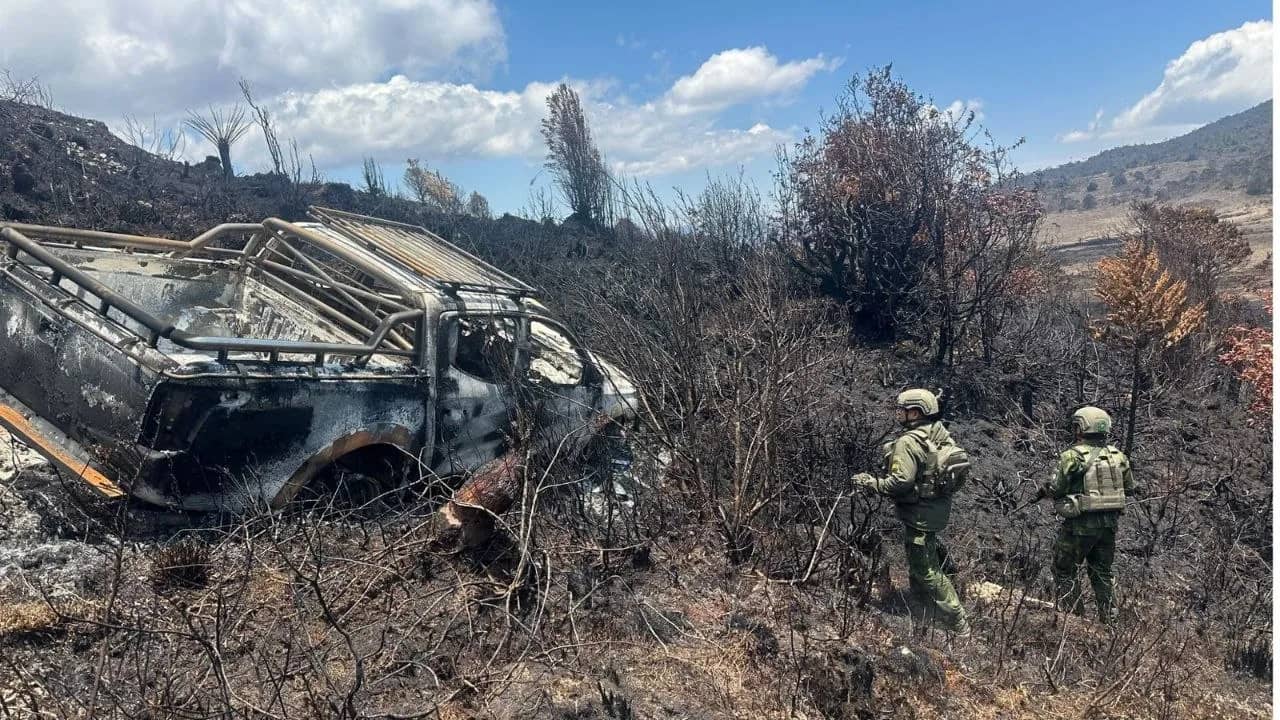 Personel Koops TNI Habema mengevakuasi korban yang berada di dalam mobil yang terbakar di wilayah Danau Habema