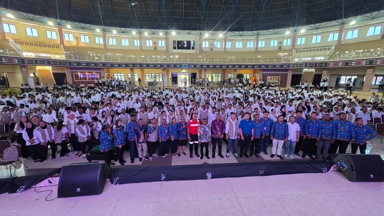 Perwakilan PT Freeport Indonesia berfoto bersama Civitas Universitas Cenderawasih dan peserta KKN.