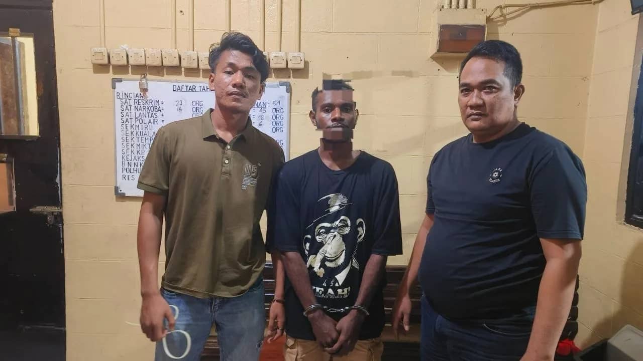 Pelaku (tengah) saat diamankan di Polsek Miru.