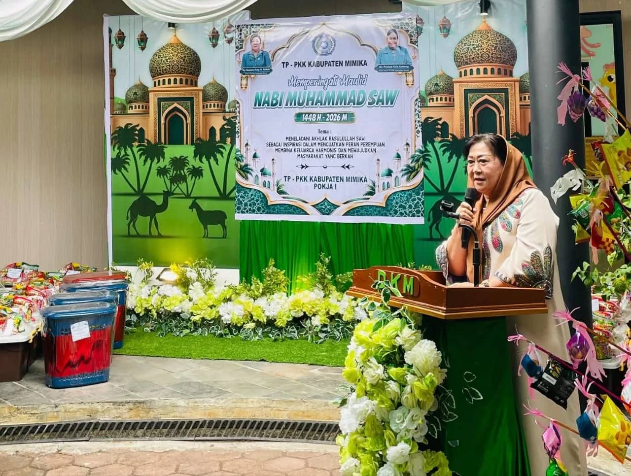 Ketua TP-PKK Kabupaten Mimika Ny. Suzy Rettob saat menyampaikan sambutan pada peringatan Maulid Nabi Muhammad SAW 1448 Hijriah yang digelar TP-PKK Kabupaten Mimika di PAUD Kasih Amuro, Sabtu (19/9/2026).