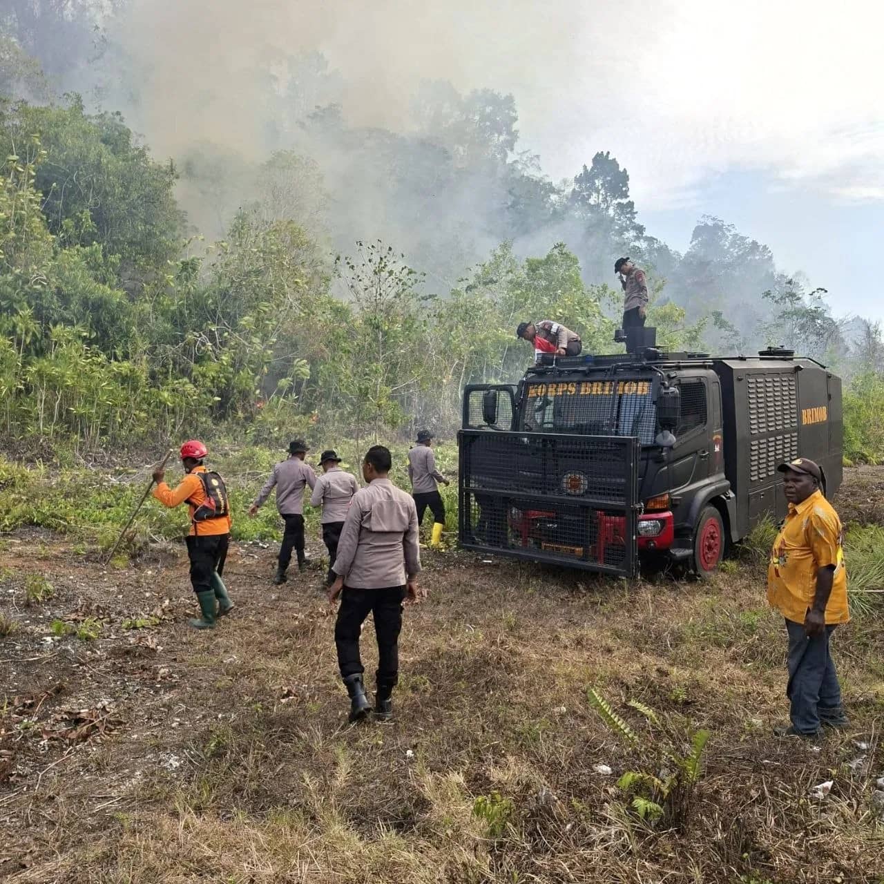 Polisi saat membantu menangani kebakaran hutan di Biak