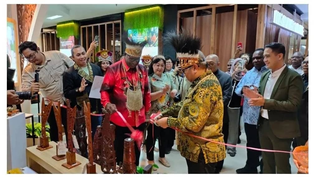 Mewakili Menteri Usaha Mikro, Kecil, dan Menengah Republik Indonesia Maman Abdurrahman, Deputi Bidang Usaha Kecil, Temmy Satya Permana menggunting pita tanda peresmian outlet Teras Mimika di gedung SMESCO, Jakarta, Kamis (22/1/2026).