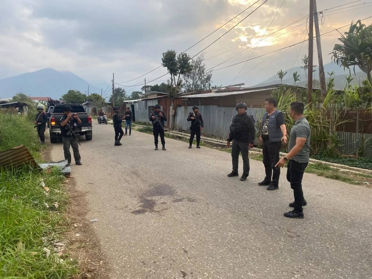 Dirreskrimum Polda Papua Tengah Kombes Pol Asep Sayidi Wijaya turun langsung memimpin tim khusus mengusut kasus pengeroyokan terhadap anggota Polsek Kamu, Rabu (30/9).