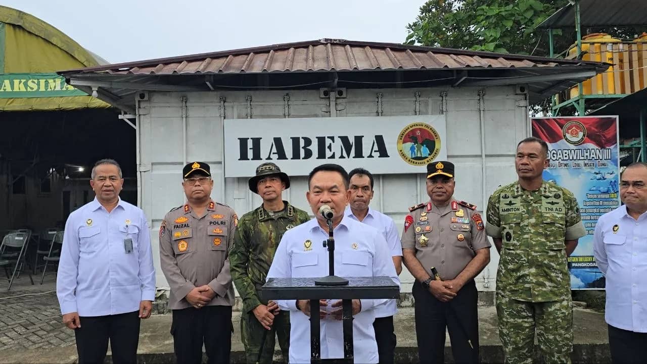 Menko Polkam RI, Jenderal TNI (Purn) Dudung Abdurachman, saat melakukan kunjungan kerja di Timika, Kabupaten Mimika, Papua Tengah, Selasa (27/10).