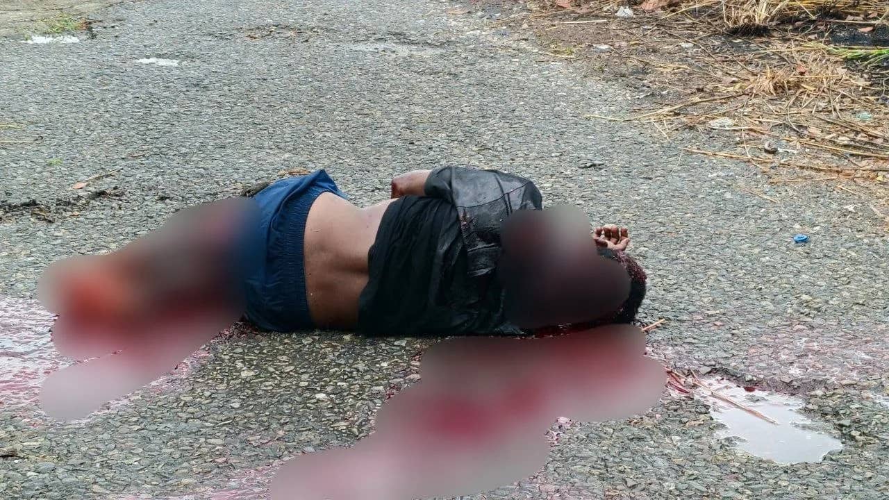 Korban saat ditemukan tergeletak bersimbah darah di Jalan Bandara Lama Timika, Selasa (1/9) pukul 12.20 WIT.