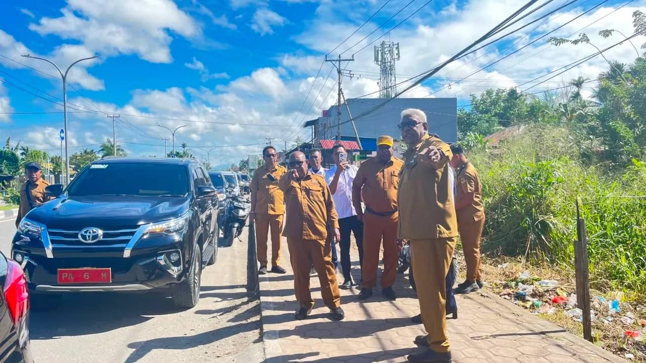 Bupati dan Wakil Bupati Mimika saat melakukan peninjauan langsung di sejumlah wilayah Kota Timika.