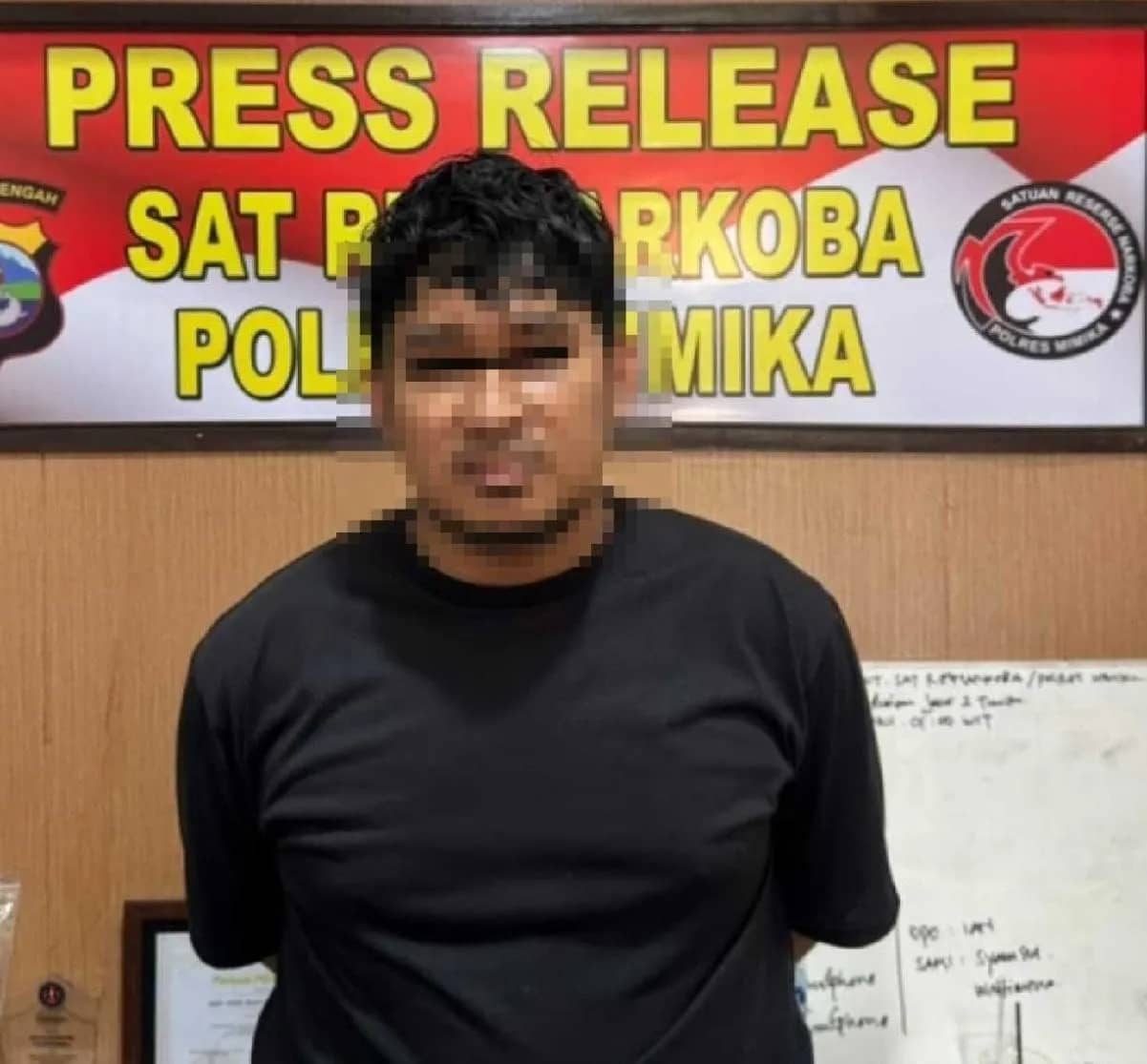 Tersangka ARM alias S dan barang bukti 20 paket sabu yang diamankan Sat Resnarkoba Polres Mimika.
