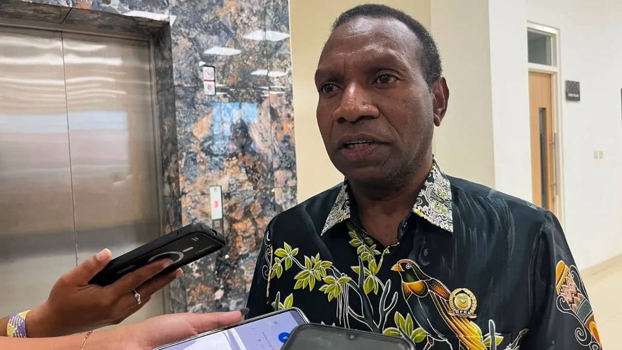 Ketua DPRK Mimika Primus Natikapereyau