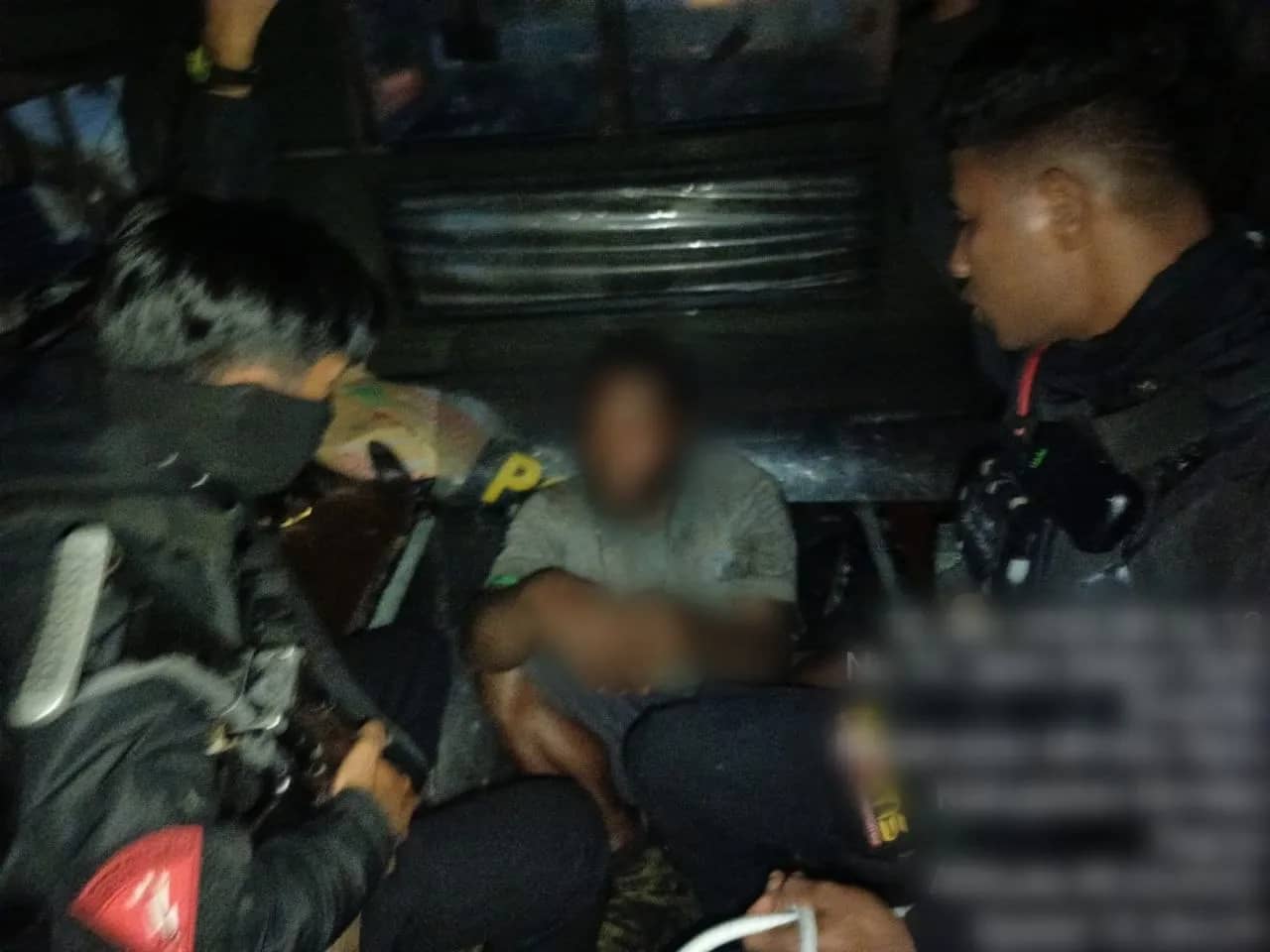Pelaku saat diamankan polisi usai laporan dugaan kasus pelecehan terhadap anak di bawah umur di kawasan Jalan Kebun Sirih.