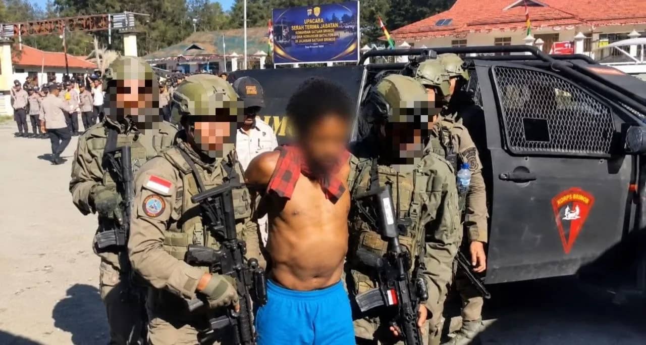 Pelaku JT alias W yang diamankan Satgas Kepolisian Operasi Damai Cartenz-2026 di Distrik Gome, Kabupaten Puncak.