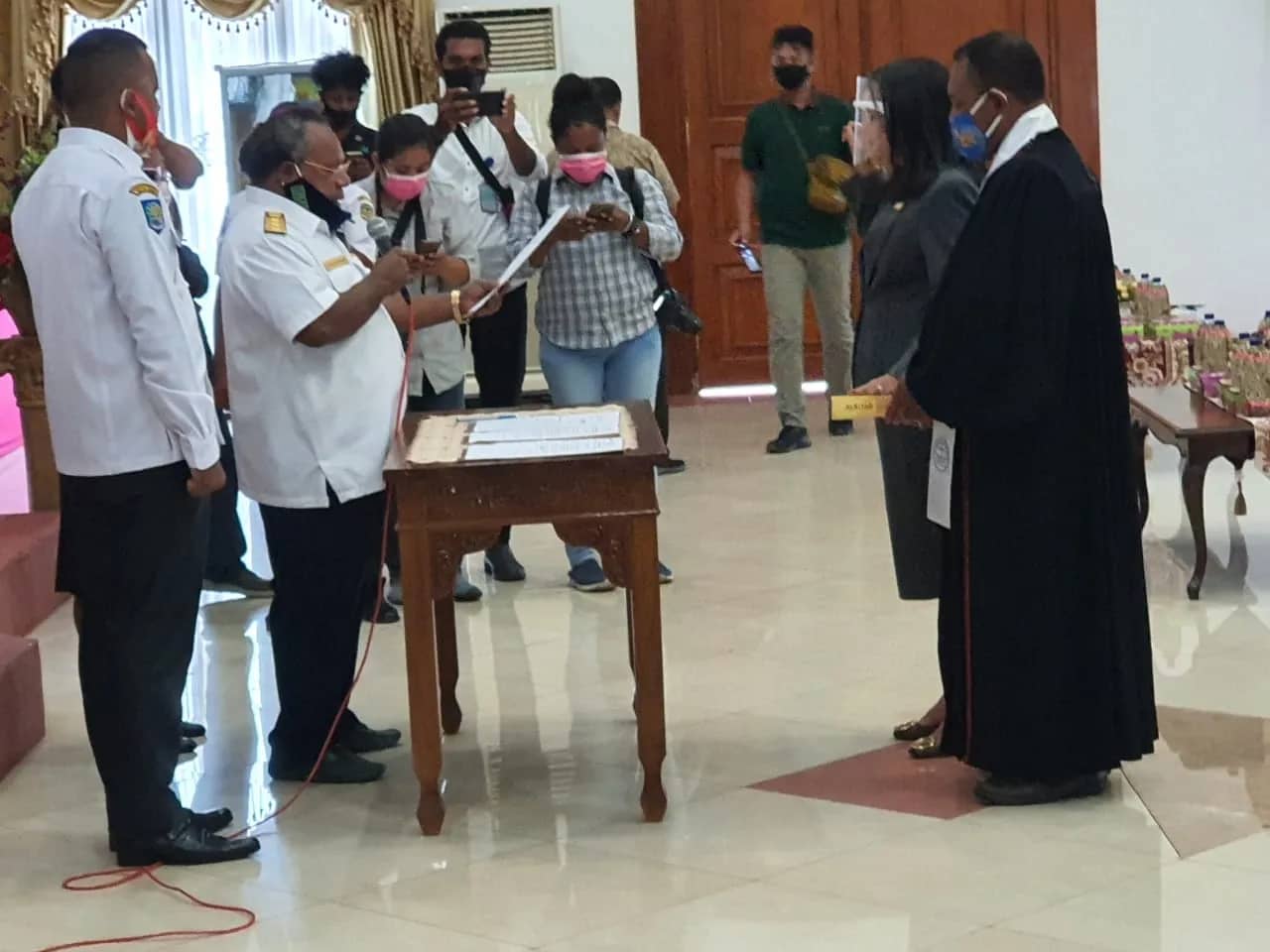 Bupati Mimika Eltinus Omaleng saat melantik Jenny Usmani sebagai penjabat Sekda Mimika
