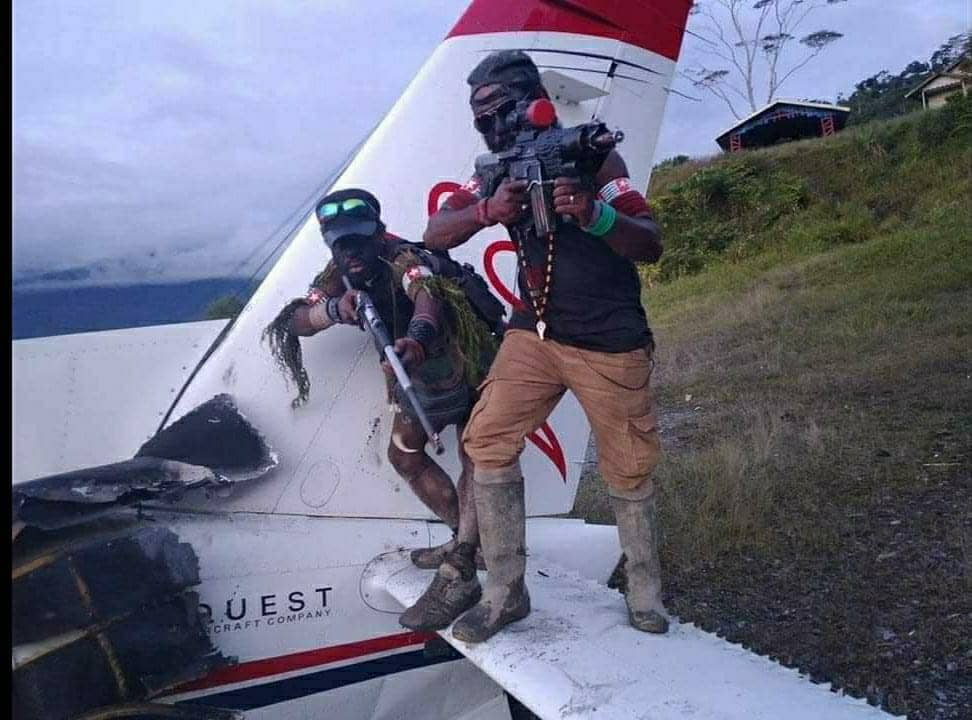 Beredar foto diduga para pelaku pembakaran sedang action di ekor pesawat yang dibakar.