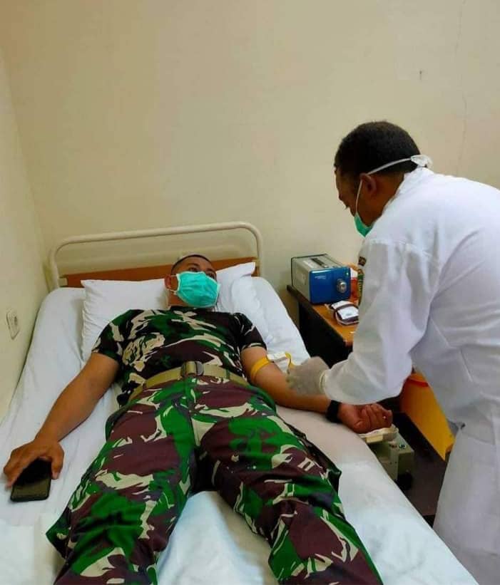 Yonif 757/GV saat mendonorkan darah