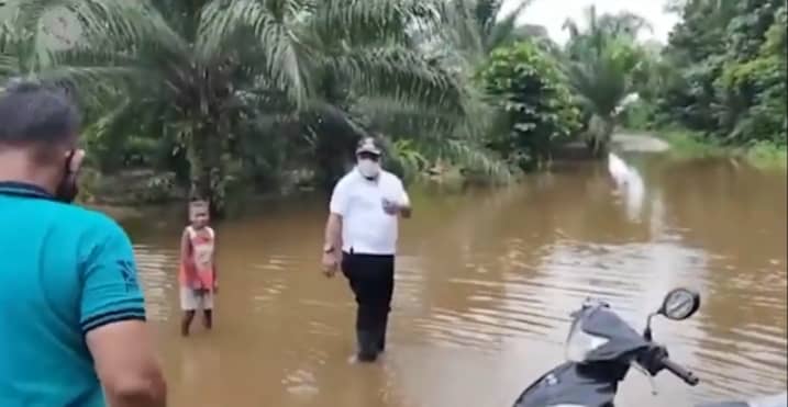 Wakil Bupati Keerom Piter Gusbager meninjau lokasi banjir