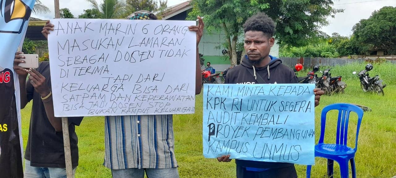 Aksi unjuk rasa di lapangan Sekret PPS