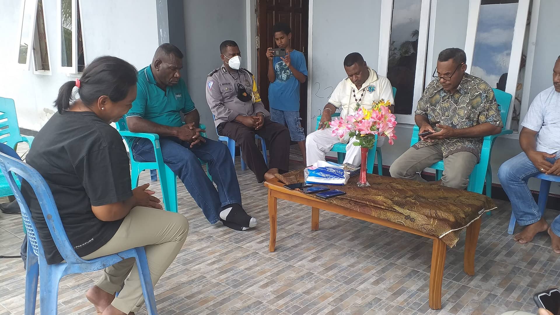 Hana Rahayaan menangis sesegukan meminta suaminya dibebaskan