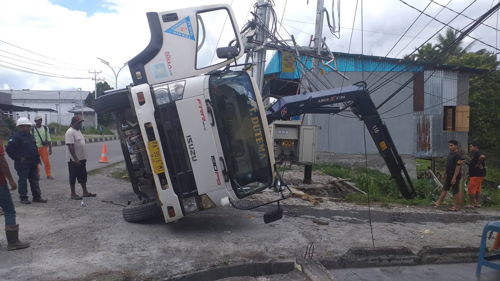 Truck crane milik PT Dutema terbalik