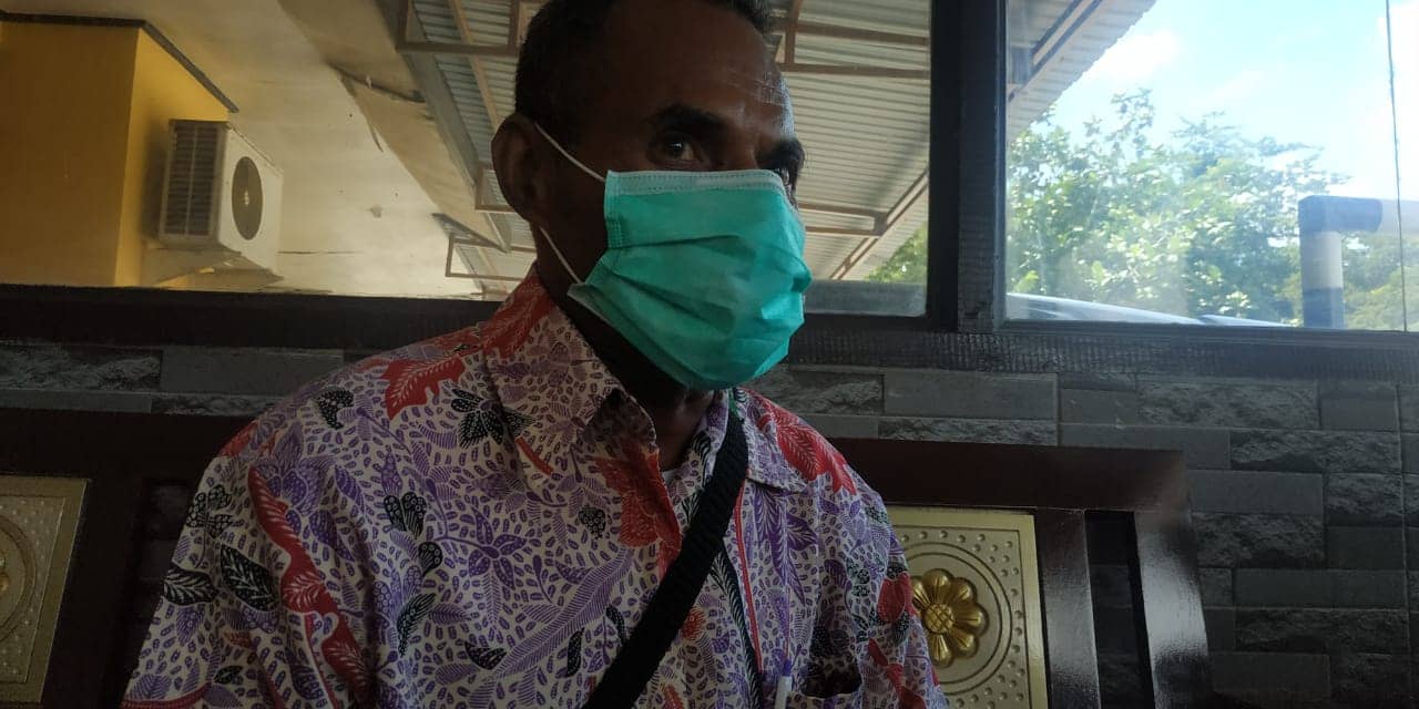 Selfianus Yowe saat melapor di Polsek Miru.