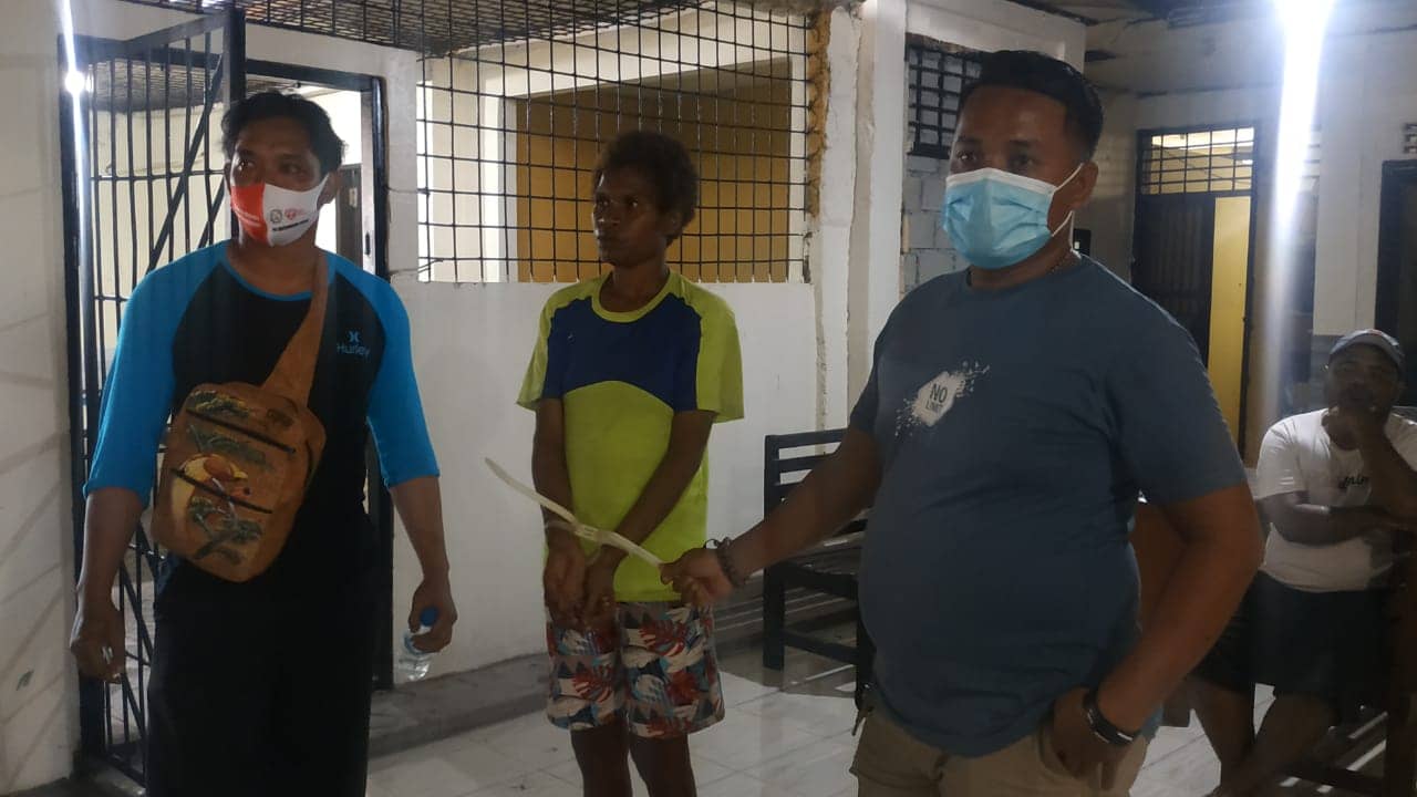 Pelaku (tengah) saat diamankan di Polsek amiru