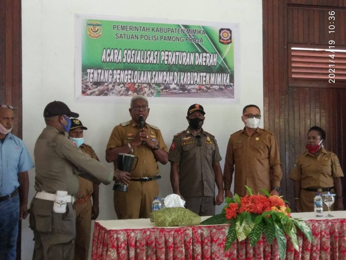 Wakil Bupati Mimika Johanes Rettob saat membuka sosialisasi Perda Nomor 11 tahun 2021 Tentang Pengelolaan sampah