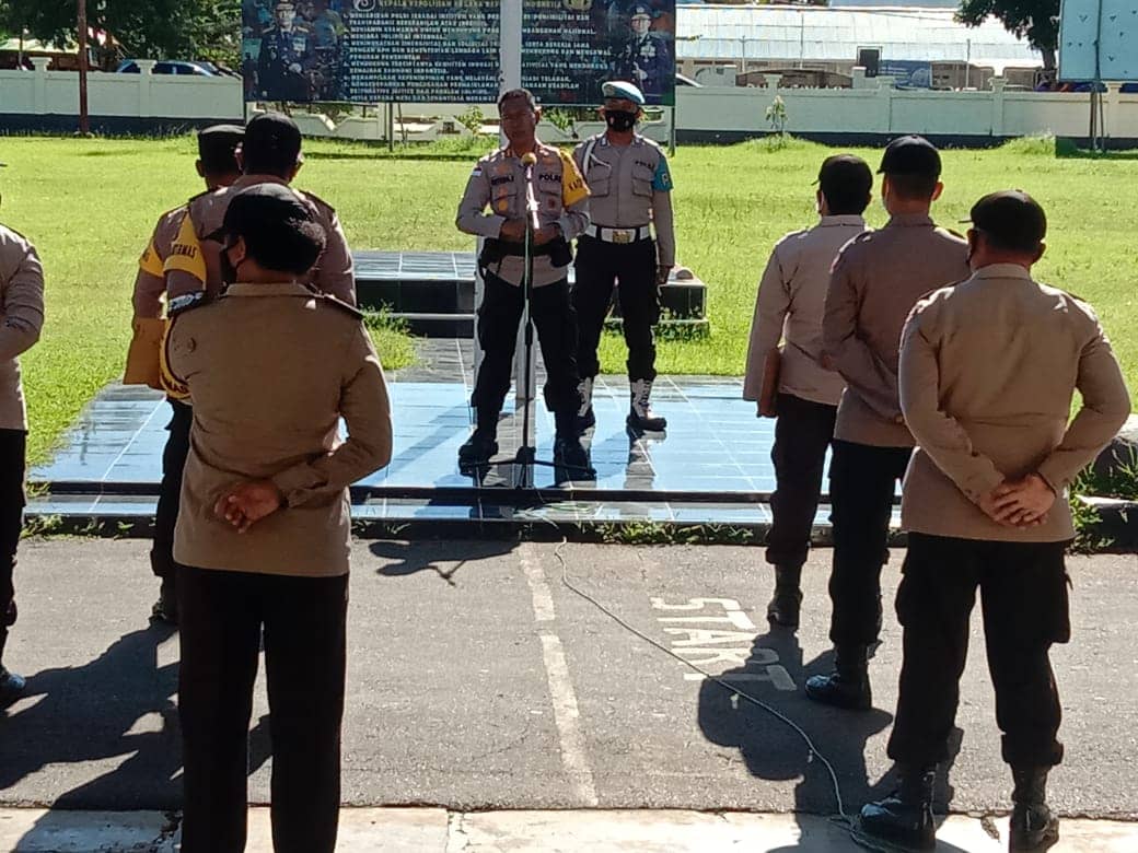 Amanat Kapolres Merauke di lapangan apel.