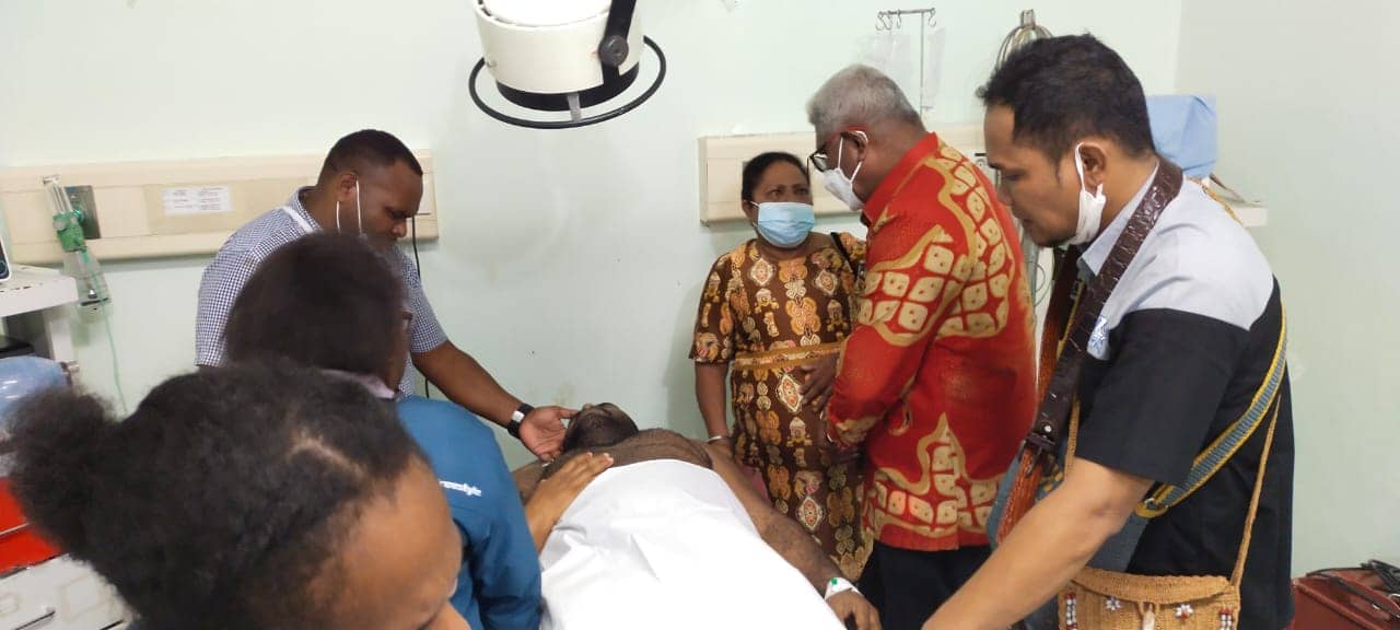 Wakil Bupati Mimika Johannes Rettob melayat jenazah almarhum Robby Omaleng di RSMM