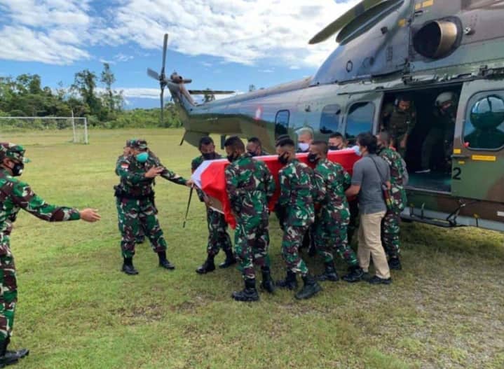 Jenazah saat tiba di lapangan Mayon 754 ENK