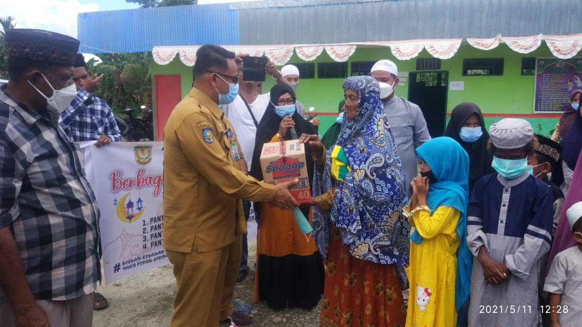 Sekda Michael Gomar sedang menyerahkan santunan