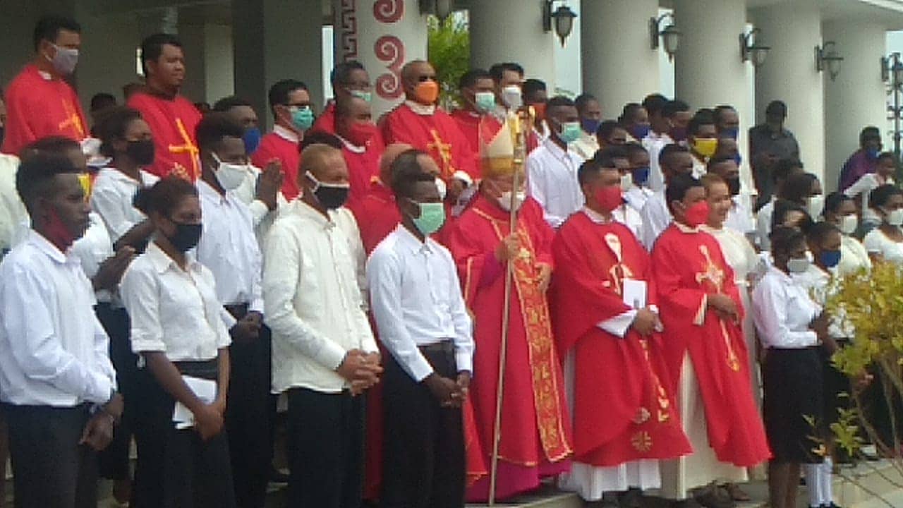 Uskup Agung Merauke Mgr Petrus Canisius Mandagi MSC foto bersama penerima sakramen Krisma di Keppi
