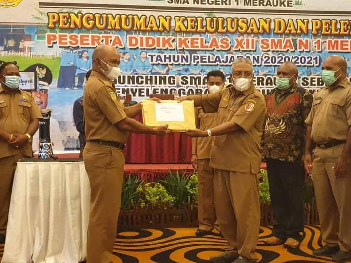 Penyerahan berkas Kelulusan Siswa