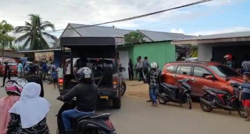 Petugas berjaga jaga di lokasi