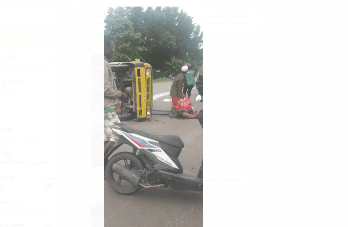 mobil terbalik