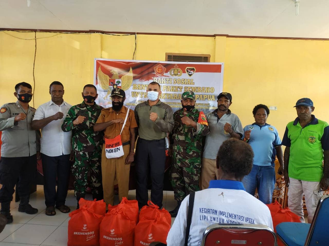 Warga Kampung Pioka mendapat bantuan paket Sembako.