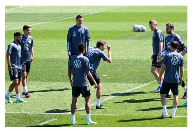 Striker Timnas Jerman Thomas Mueller bersama rekan-rekannya dalam sesi latihan di kamp pelatihan tim di Herzogenaurach pada 17 Juni 2021