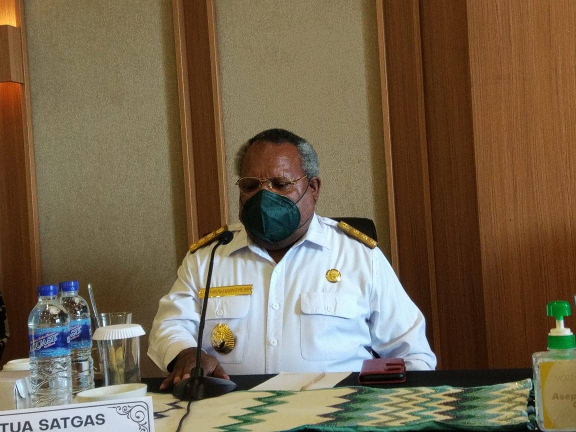 Bupati Mimika, Eltinus Omaleng